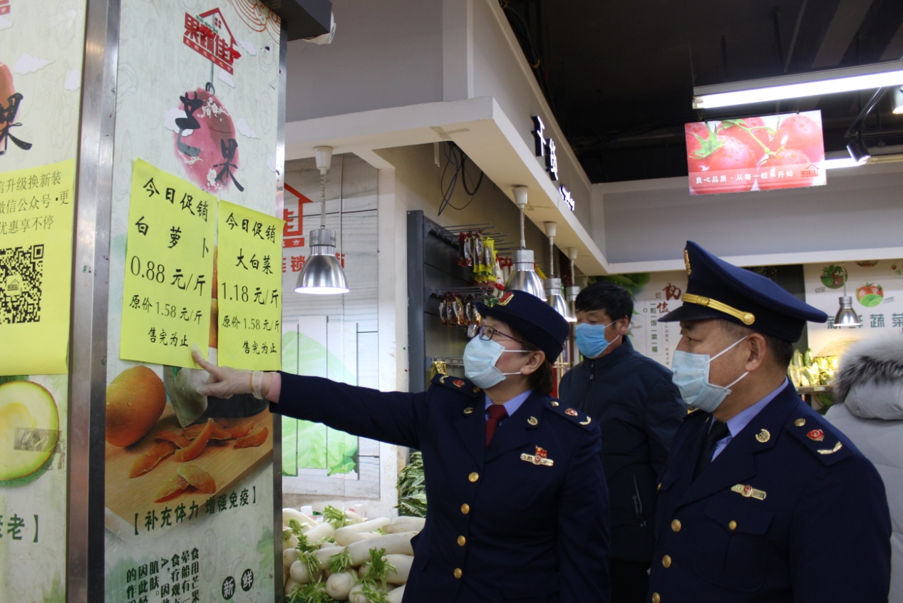 20200220115203_S1907班 陈琳洋妈妈在辖区内超市查看蔬菜供应.jpg 20200220115203_S1907班 陈琳洋妈妈在辖区内超市查看蔬菜供应.jpg